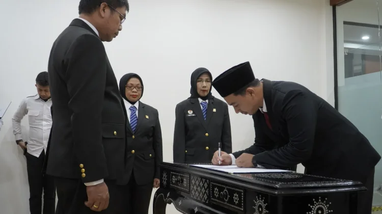 Kakanwil Kemenkum Kalbar Ambil Sumpah Pewarganegaraan M. Luqman sebagai WNI