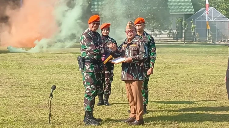 Bupati Sujiwo Terima Warga Kehormatan Kopasgat, Perkuat Semangat Pengabdian