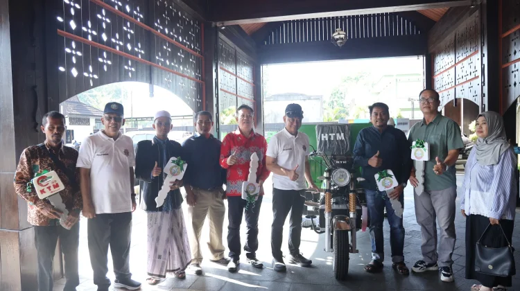 Pemkot Serahkan Bantuan 17 Kendaraan Roda Tiga Pengangkut Sampah