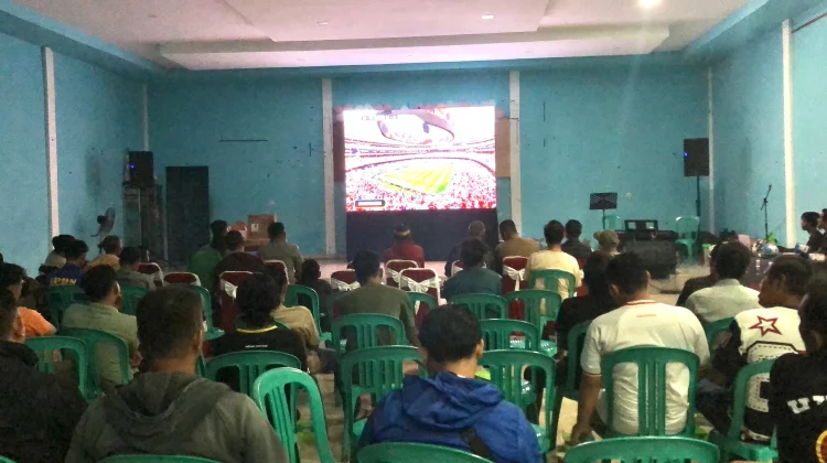 Antusias Warga Nobar Piala Dunia Bersama Anggota Komisi VII DPR RI Alifudin