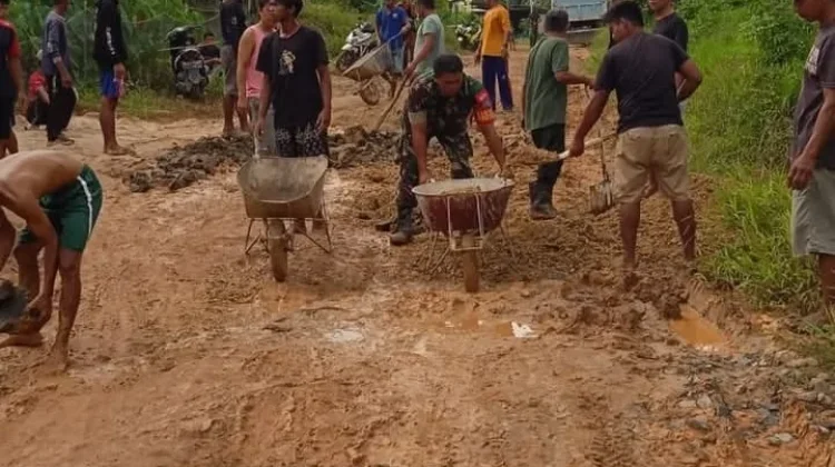 Babinsa Kodim 1209/Bky Pulihkan Akses Jalan Warga Bengkayang
