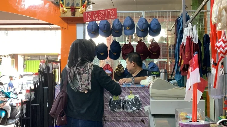 H-1 Masuk Awal Tahun Ajaran Baru, Toko Seragam Sekolah Diserbu Warga
