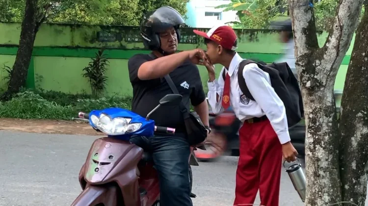 Hari Pertama Sekolah, Sekda Kalbar Gaungkan Gerakan Ayah Mengantar Anak