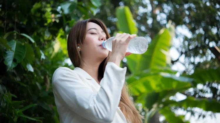 Dampak Minum Air Es Disiang Hari