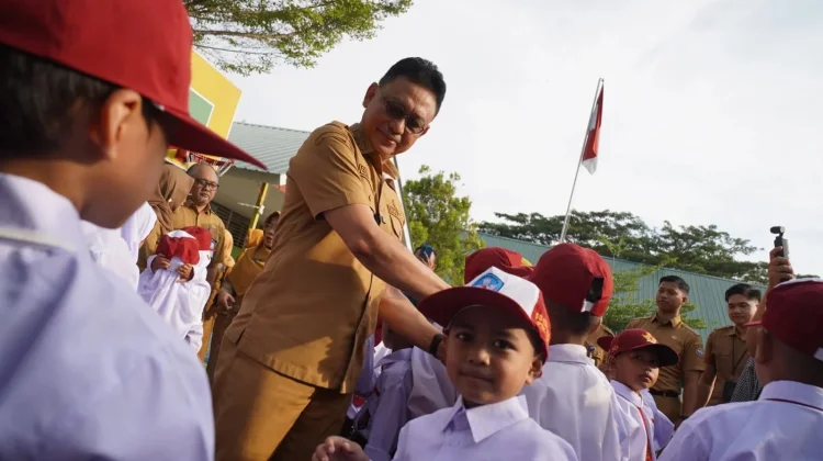 Hari Pertama Sekolah, Para Ayah di Pontianak Hadir Dampingi Anak Mereka