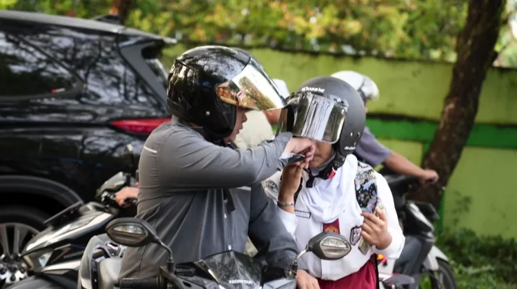 Sekda Kalbar Kampanyekan Gerakan Ayah Antar Anak saat Masuk Sekolah
