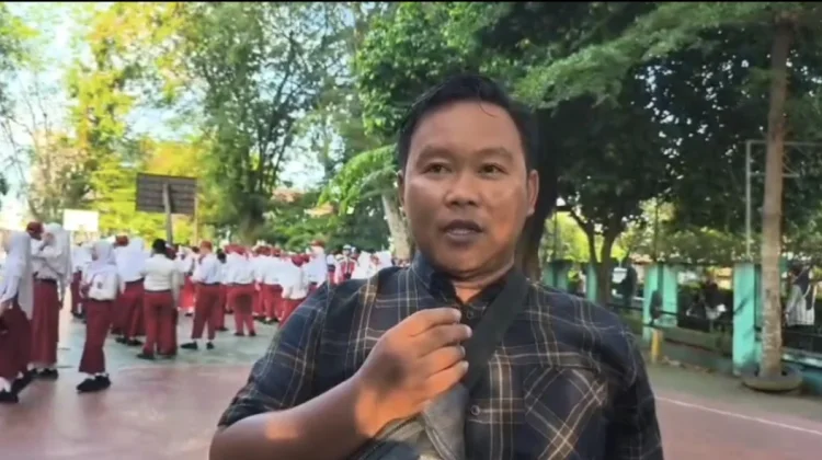 Orang Tua Antusias Dampingi Anak Masuk SMP di Hari Pertama Sekolah