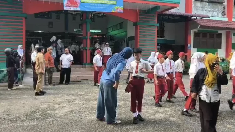 Orang Tua Antusias Dampingi Anak Masuk SMP di Hari Pertama Sekolah