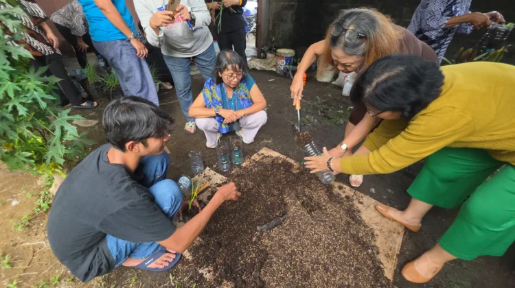 Dosen UPB Latih Warga Akcaya Budidaya Sayur Organik di Pekarangan Rumah