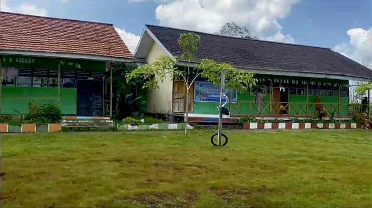 SDN 52 Sungai Raya Bangunan Rusak, Siti Mahruf: Kursi Kami dari SD Lain!