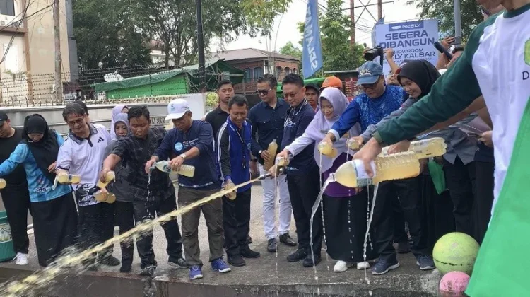 Penaburan Eco Enzyme Meningkatkan Kualitas Air Parit di Pontianak