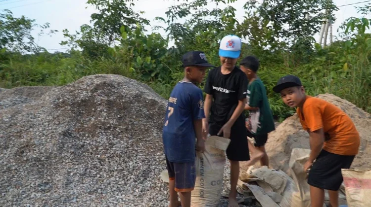 Anak-anak Desa Tempapan Hulu Semarakkan Gotong Royong TMMD 129