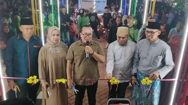 Bupati Sujiwo Resmikan Tugu Langsat sebagai Ruang Publik Baru di Punggur Kecil