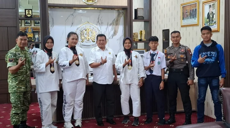 Tiga Mahasiswi Baru Polnep Raih Emas di Open Turnamen Tarung Derajat Kalbar