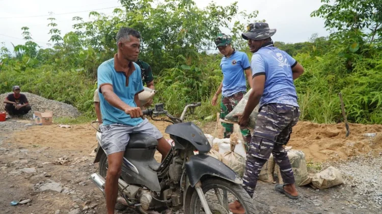 Satgas TMMD Angkut Material Bangunan Pakai Motor Butut