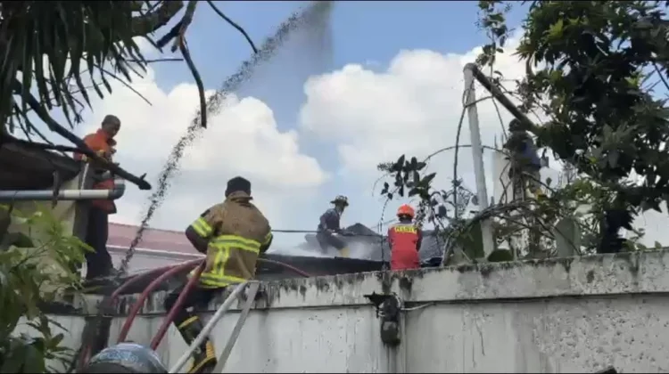 Kebakaran Hanguskan Rumah di Kawasan Sepakat, Seorang Anak Usia 5 Tahun, Selamat
