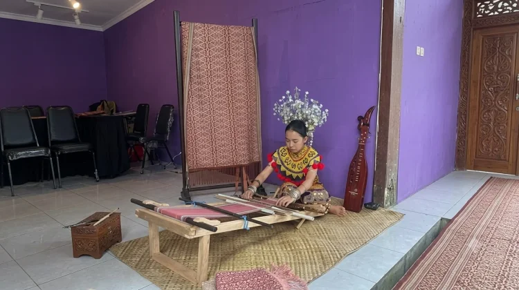 Liawandira, Perempuan Muda Penjaga Warisan Dayak Iban