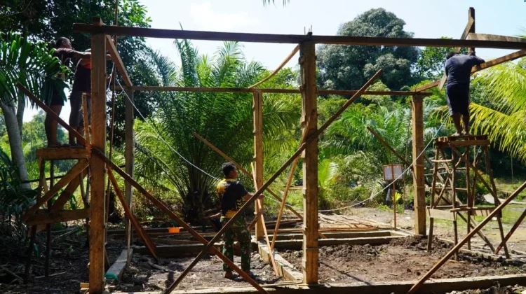 TMMD Kodim 1208 Sambas Percepat Pembangunan RTLH di Tempapan Hulu