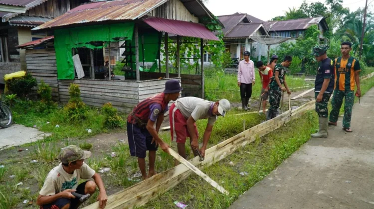 Satgas TMMD Kodim Sambas Pasang Mal Jalan Rabat Beton Tempapan Hulu