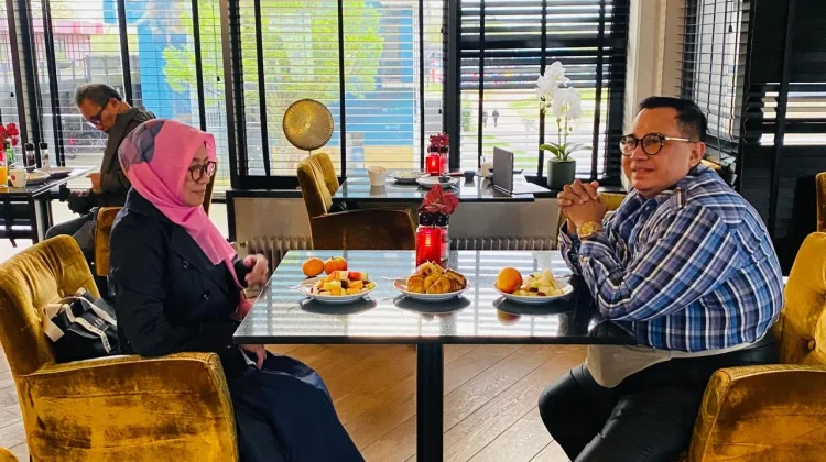 Bonjour, Au Revoir, Ibukota Belanja Dunia