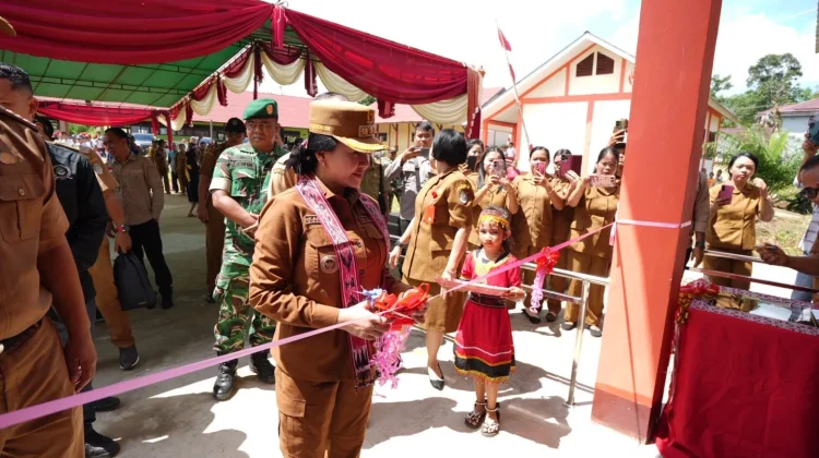 Resmikan Gedung SMPN 3 Sompak, Bupati Karolin: Guru Jangan Sering Bolos dan Gaptek
