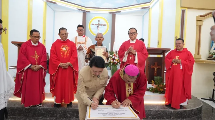 Bupati Karolin di Peresmian Gereja Stasi Dano: Jangan Sampai Anak Tidak Sekolah