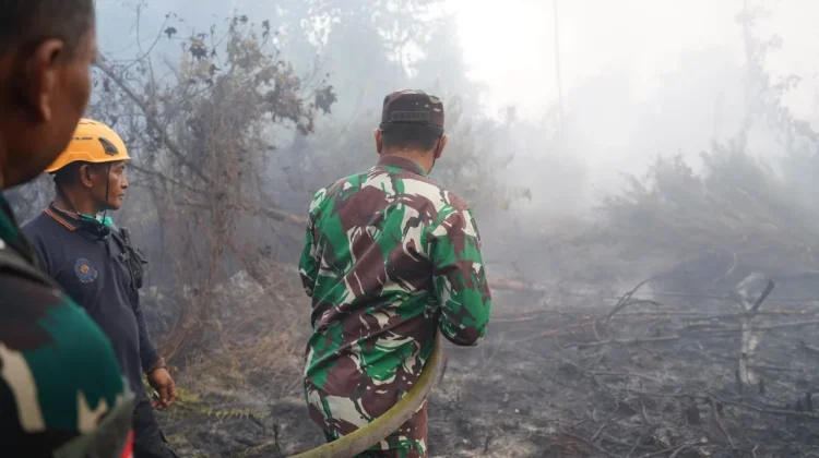 Kodim 1207/Pontianak Percepat Pemadaman Karhutla di Kubu Raya