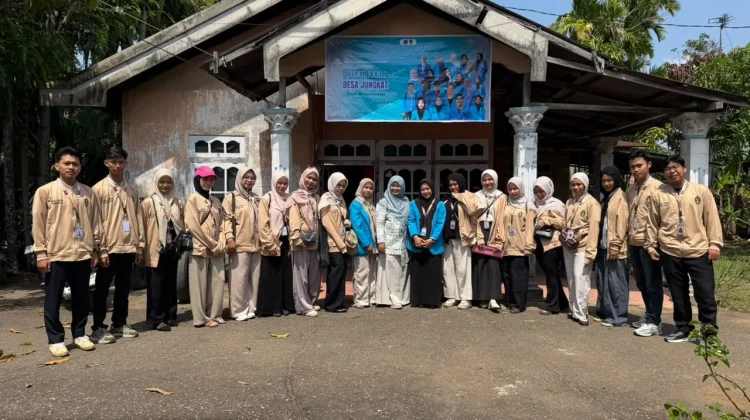 Siap Mengabdi, Mahasiswa KKL IAIN Pontianak Jalani Penyambutan di Desa Jumgkat