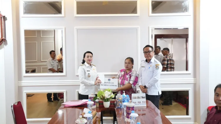 Bupati Karolin Serahkan Bantuan untuk Korban Musibah di Landak