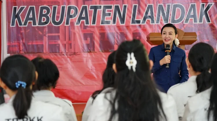 Bupati Karolin Lepas Kontingen PKK Landak, Minta Pengurus Tetap Jaga Kekompakan