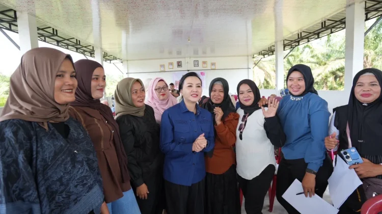 Buka Kegiatan SHE CAN di Munggu, Bupati Karolin : Pentingnya Punya Dana Darurat