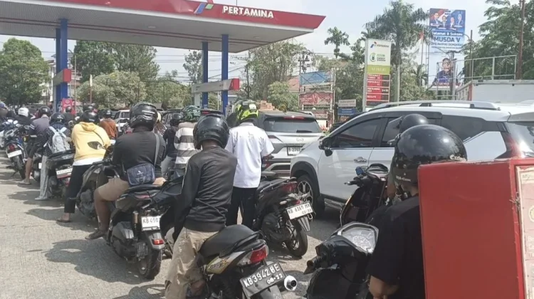 Antrean BBM Mengular, Apa yang Terjadi di SPBU Pontianak?
