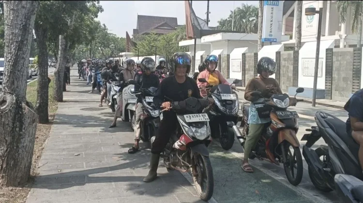 Antrean BBM Mengular, Apa yang Terjadi di SPBU Pontianak?