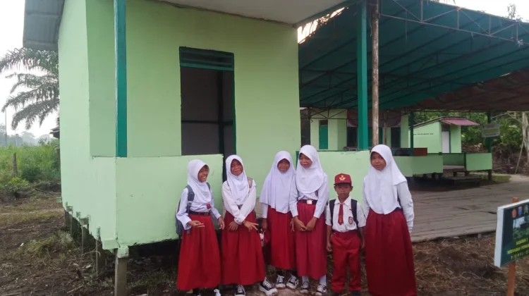 Pelajar Sambut Hangat Kehadiran Satgas TMMD di Sambas