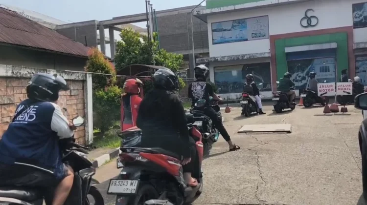 SPBU OSO Merdeka Diserbu Pengendara, Antrean Dipicu Hambatan Distribusi BBM