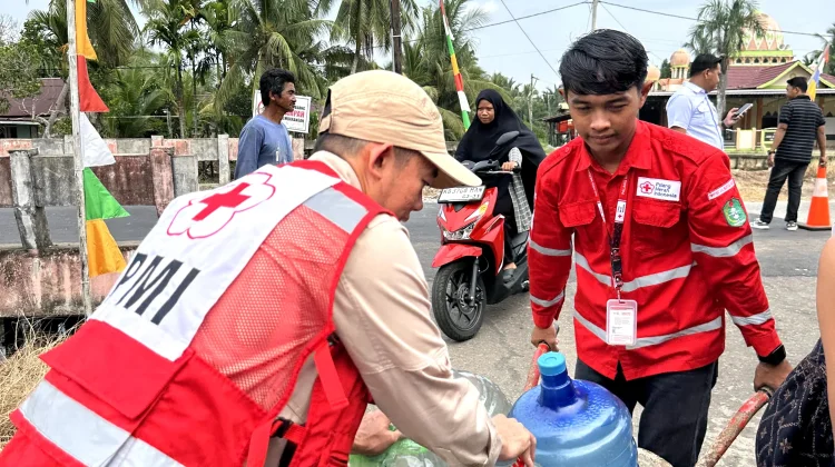 PMI Kalbar Salurkan 10.000 Liter Air untuk Sungai Belidak