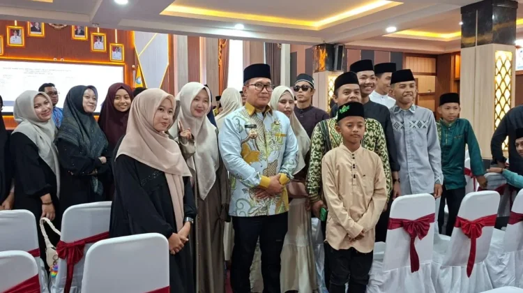 Lepas Kafilah MTQ, Bupati Sujiwo Tekankan Syiar Al-Quran dan Tampil tanpa Beban