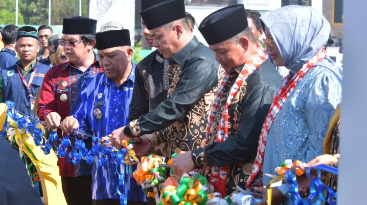 Gubernur Ria Norsan Lepas 34 Peserta Pawai Ta'aruf MTQ XXXIV Kayong Utara