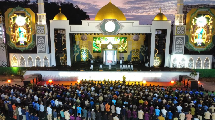 Shalat Magrib Berjamaah Penuhi Arena Utama MTQ XXXIV Kalbar