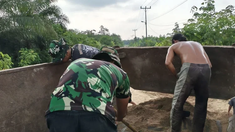 Satgas TMMD Turunkan Material Pasir di Tempapan Hulu