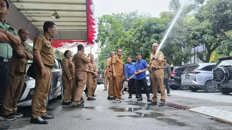 Tanggulangi Karhutla Kadis LHK Kalbar Serahkan 20 Unit Mesin Pemadam Api