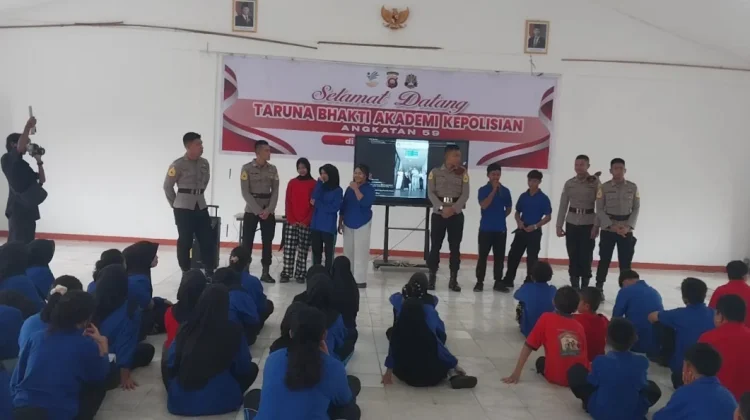 Lima Taruna Akpol Tanamkan Karakter Bela Negara di SRT 53 Pontianak