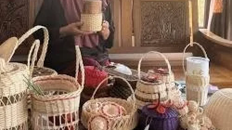 Mengubah Gulma Menjadi Karya: Pesona Kerajinan Akar Keladi Air Khas Kalbar