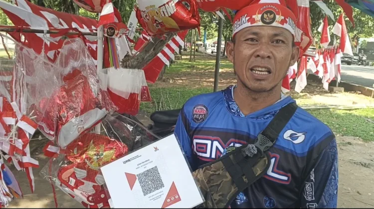 Penjual Bendera Merah Putih Mulai Sediakan QRIS, Layani Pembeli Non-Tunai