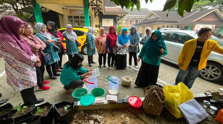 Tim PKM UPB Dampingi PKK Pontianak Kota Kembangkan Eco Enzyme dan Pestisida Nabati