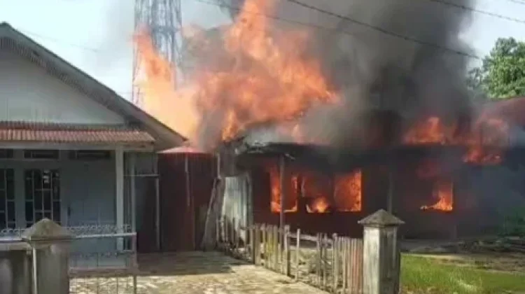 Satu Unit Rumah di Sungai Bangkong Ludes Terbakar