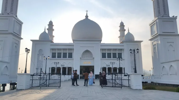 Kafilah MTQ Nikmati Wisata Religi Venue Masjid Terapung Oesman Al-Khair