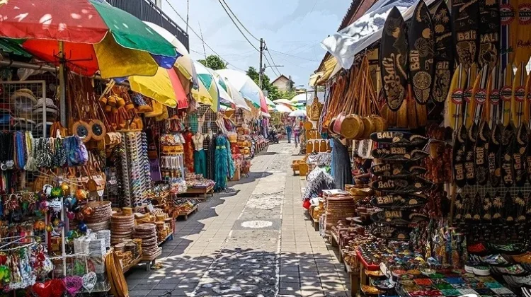 Menjelajah Kota Sambil Menemukan Oleh-Oleh Penuh Makna