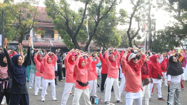 Warga Ponbar Tumpah Ruah Ikuti Jalan Sehat dan Zumba