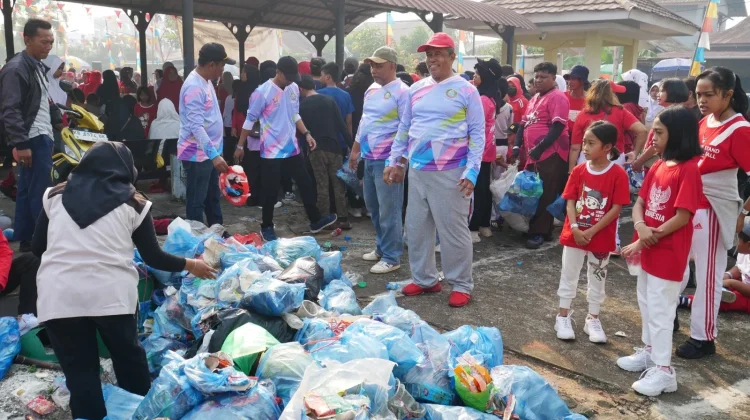 Warga Ponsel Jalan Sehat Sambil Pungut Sampah